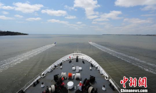 中國海軍和平方舟醫(yī)院船緩緩駛離馬普托港時，當(dāng)?shù)孛癖?、華僑華人自發(fā)駕駛小艇引航，送別和平方舟?！〗?攝