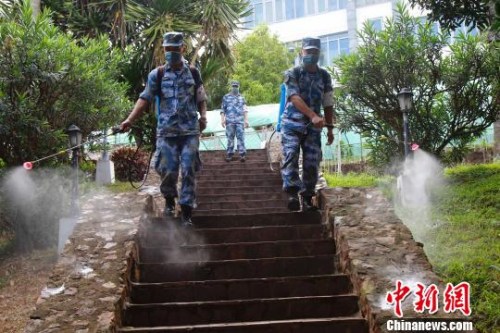 11月7日，中國海軍和平方舟醫(yī)院船防疫分隊為中國駐莫大使館進(jìn)行消殺滅作業(yè)?！∨丝∮?攝