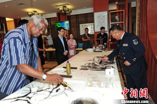 11月12日，任務(wù)官兵應(yīng)邀與莫國家藝術(shù)中心的畫家們開展文化交流活動，共繪中莫兩國友誼畫卷?！〗?攝