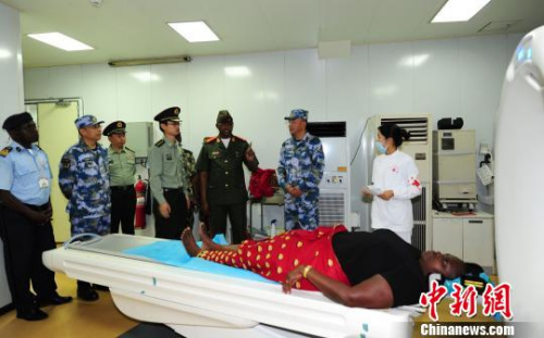 11月10日，莫桑比克總參謀長梅內(nèi)特上將參觀中國海軍和平方舟醫(yī)院船?！〗?攝