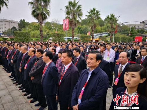 第十一屆海峽兩岸茶業(yè)博覽會11月15日——18日在福建武夷會山舉行。來自印度、斯里蘭卡、馬來西亞、日本、韓國等國家及港澳臺兩岸三地茶葉企業(yè)或代理商參展并與會 陳偉 攝