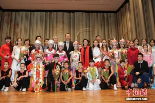 當(dāng)?shù)貢r(shí)間11月14日晚，“中華文化大樂園——優(yōu)秀才藝學(xué)生交流團(tuán)”文藝演出在美國(guó)費(fèi)城賓州大學(xué)Irvine大禮堂上演，當(dāng)?shù)厝A人華僑相聚一堂觀看演出。圖為代表團(tuán)團(tuán)長(zhǎng)、中國(guó)國(guó)僑辦司長(zhǎng)邵蜀望與中國(guó)駐紐約副總領(lǐng)事邱艦等與演職人員合影。<a target='_blank' >中新社</a>記者 廖攀 攝