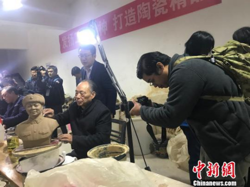 外媒采訪國(guó)家級(jí)非物質(zhì)文化遺產(chǎn)“長(zhǎng)沙銅官窯燒制技藝”傳承人譚異超?！「奠?攝