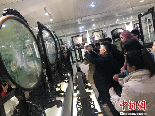 外媒聚焦湘繡?！「奠?攝