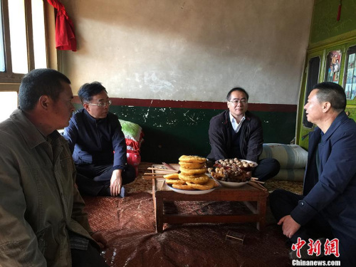 國務(wù)院僑辦副主任郭軍（右二）一行在定點幫扶點甘肅積石山縣入村進戶調(diào)研扶貧工作。 <a target='_blank' >中新社</a>記者 南如卓瑪 攝