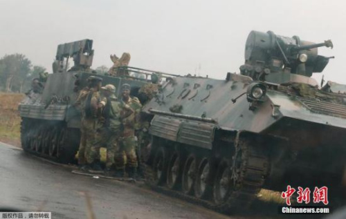 當(dāng)?shù)貢r(shí)間11月14日，津巴布韋首都哈拉雷，士兵站在軍車(chē)旁。據(jù)多家外媒報(bào)道，津巴布韋首都哈拉雷連續(xù)發(fā)生數(shù)起爆炸，并有大批陸軍部隊(duì)開(kāi)進(jìn)城中。有部隊(duì)奪取了津巴布韋國(guó)家電視臺(tái)的控制權(quán)。