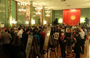 招待會現(xiàn)場的畫展。