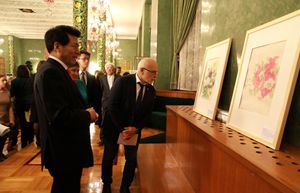 李輝大使參觀畫展。