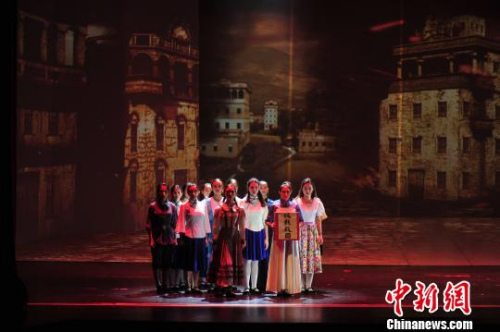 大型情景音樂舞蹈史詩《闖金山》在江門上演 索有為 攝 大型情景音樂舞蹈史詩《闖金山》在江門上演 索有為 攝