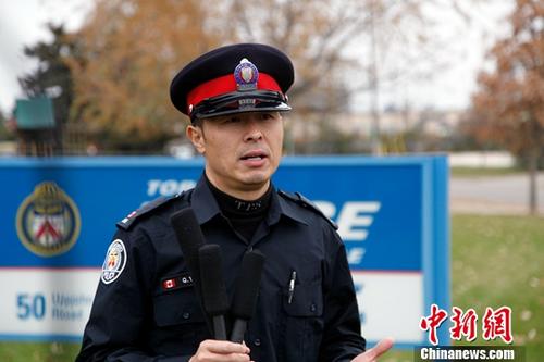 當(dāng)?shù)貢r間11月15日，多倫多警隊華人社區(qū)聯(lián)絡(luò)警官楊乾良接受記者采訪時提醒廣大中國留學(xué)生，不要輕易把隱私信息和錢財提供給他人，要與國內(nèi)的父母保持良好溝通。如果接到可疑電話，可先向同學(xué)、老師和家人反映，或向警方咨詢，大家共同努力就能杜絕騙局發(fā)生。<a target='_blank' >中新社</a>記者 余瑞冬 攝