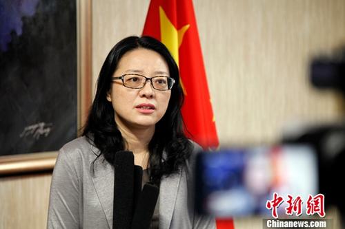 針對近期加拿大多倫多連續(xù)發(fā)生多起針對中國留學(xué)生的以虛擬綁架進(jìn)行電信詐騙的案件，當(dāng)?shù)貢r間11月15日，中國駐多倫多總領(lǐng)館副總領(lǐng)事洪紅再次提醒中國公民提高防范意識，警惕詐騙并掌握一些相應(yīng)的防騙技巧。<a target='_blank' >中新社</a>記者 余瑞冬 攝