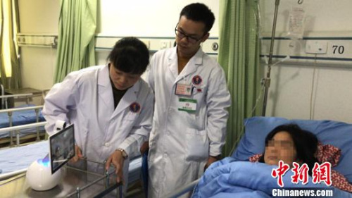 省人民醫(yī)院遠(yuǎn)程醫(yī)療中心利用先進(jìn)的移動設(shè)備進(jìn)行遠(yuǎn)程移動查房指導(dǎo)。　楊勇　攝