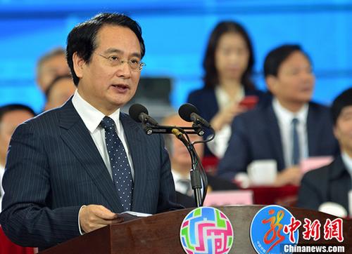 11月17日， 國務(wù)院僑辦副主任譚天星在世廣會開幕式上致辭。當天，第三屆世界廣府人懇親大會（下稱“世廣會”）暨2017中國僑都（江門）華人嘉年華在廣東江門市開幕，來自70多個國家和地區(qū)的2300多名華僑華人代表歡聚一堂共敘鄉(xiāng)誼。 <a target='_blank' >中新社</a>記者 梁永強 攝