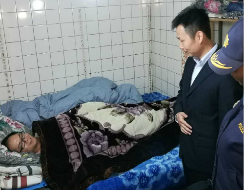 看望受傷僑胞。