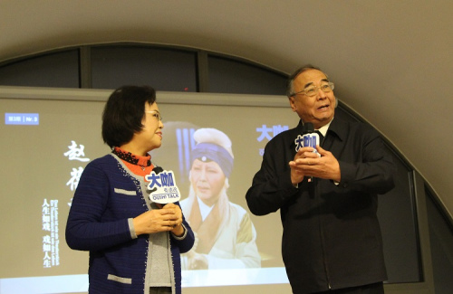 趙葆秀老師與愛(ài)人趙書成老師表演《軍民魚(yú)水情》。