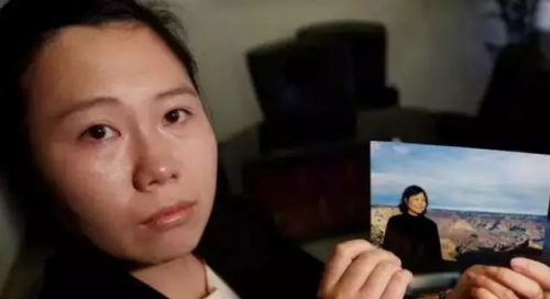 陳軼婧展示母親的照片。
