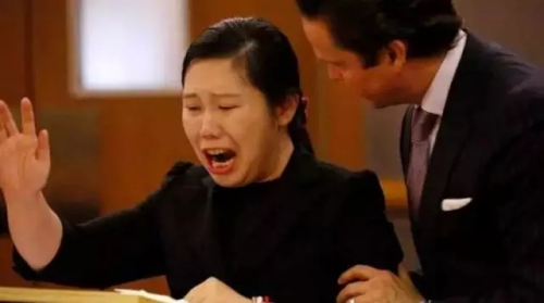 庭審現(xiàn)場，哭訴的陳軼婧