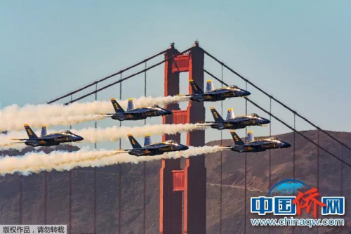 “相機(jī)攝”這是一年一度美國海軍飛行表演。六架F16表演飛機(jī)掠過金門大橋，用550mm的鏡頭，14000秒抓拍到這難得恰到好處的角度。
