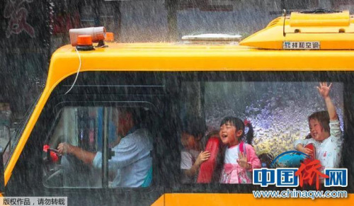 “相機(jī)攝”湖南省新寧縣，突下暴雨，校車(chē)送孩子們回家途中。