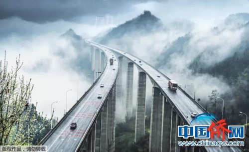 “相機(jī)攝”一場春雨過后，湖北巴東縣境內(nèi)的滬渝高速公路泗渡河特大橋云霧繚繞，宛若仙境。