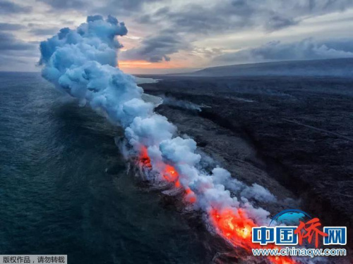  “相機(jī)攝”夏威夷大島的基拉韋厄火山巖漿入海口。攝影師前后兩次共步行80里路，終于捕捉到了自己心中的畫面。