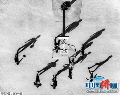 “相機攝”《籃球光影》：長春市長春光華學院籃球場，太陽一天影子最大最長的時候，攝影師站在高角度利用光影效果拍攝影子。