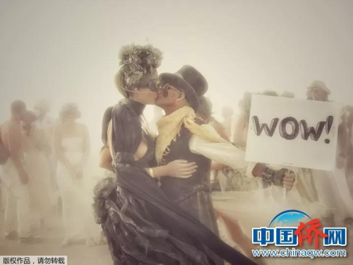 “手機攝”荒漠之中這對新人把結婚的地點選在了沙塵暴之中。風暴來臨的時候，他們親吻在一起。