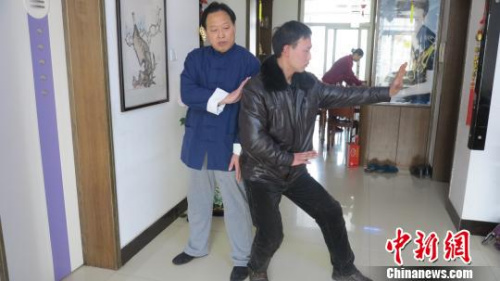 胡儉雷(左一)在傳授孫式太極拳。　張鵬翔 攝