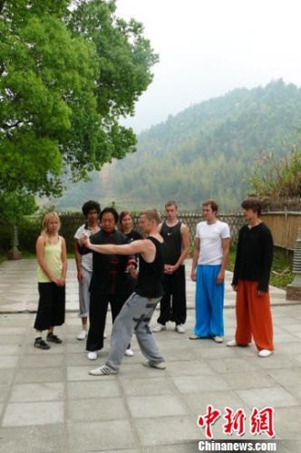 胡儉雷在向國(guó)外友人傳授孫式太極拳?！≮w昊 攝