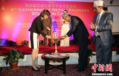 圖為尼泊爾教育部部秘雷格米與中國駐尼泊爾大使于紅為聯(lián)誼會點燈。　張晨翼　攝