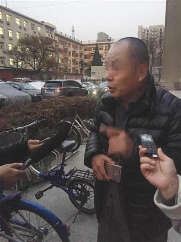 家屬代表文先生參加了庭前談話，他的案件也將在未來幾天向法庭遞交證據(jù)。新京報記者 王巍 攝