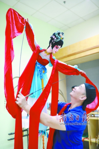 1/2國(guó)家一級(jí)演員、木偶劇大師崔克勤演示木偶長(zhǎng)袖舞。