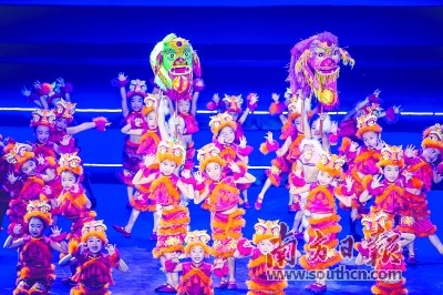 “遺珠璀璨”客家非遺展演，小演員穿著舞獅舞龍的服飾，表演傳神。 何森垚 攝