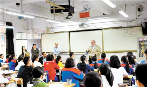 美國加州河濱市市長威廉·貝利給江門一中國際班學(xué)生作演講。
