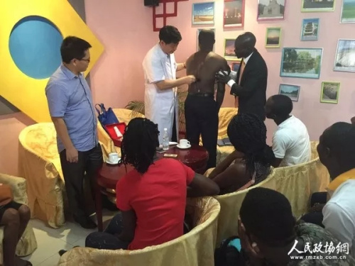 “中醫(yī)關(guān)懷”走進(jìn)科特迪瓦。圖片來源：人民政協(xié)網(wǎng)