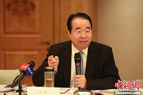 11月22日，中國國務院僑務辦公室黨組書記、副主任許又聲在香港與中國海外交流協會港區(qū)理事座談。許又聲表示，中共十九大描繪了美好的發(fā)展藍圖，希望香港一定要搭上這班車，跟著祖國一起成長。 <a target='_blank' >中新社</a>記者 謝光磊 攝