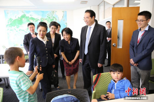 11月25日，中國國務院僑務辦公室黨組書記、副主任許又聲走訪新西蘭僑界。圖為許又聲看望暨南大學新西蘭實驗學校學中文的學生。<a target='_blank' >中新社</a>記者 陶社蘭 攝