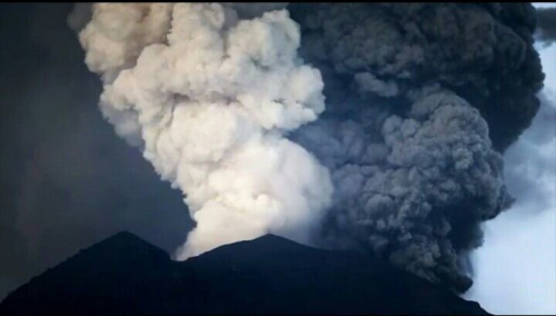 阿貢火山持續(xù)噴發(fā)(此圖片由印尼救災(zāi)署發(fā)布) 阿貢火山持續(xù)噴發(fā)(此圖片由印尼救災(zāi)署發(fā)布)