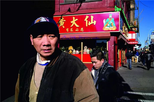 黃大仙是盛行于廣東、港澳地區(qū)的民間信仰，人們相信有求必應(yīng)的黃大仙會(huì)保佑虔誠的供奉者，一百年來，黃大仙作為一種“文化”也在紐約唐人街上落地生根。