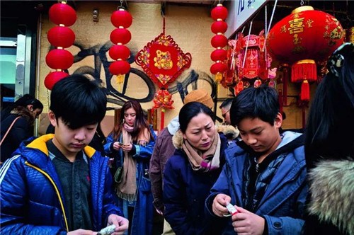第二代第三代移民的生活方式已經(jīng)越來越接近美國人，但很難說清究竟是誰影響誰更多一些。墻上的涂鴉和傳統(tǒng)的燈籠融合在一起，人們低頭查看著自己一年的運(yùn)勢(shì)。