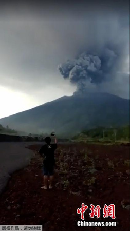 噴發(fā)的阿貢火山 噴發(fā)的阿貢火山