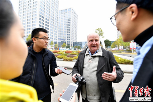 布魯斯·康耐利接受中國青年報·中青在線記者采訪。楊昌鼎/攝