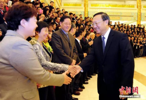 國務委員楊潔篪于第三屆世界華文教育大會開幕式前接見參會代表 國務委員楊潔篪于第三屆世界華文教育大會開幕式前接見參會代表