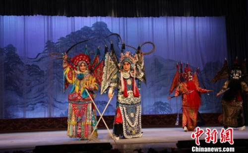 1日晚，第八屆“黑龍江之冬”國(guó)際文化藝術(shù)節(jié)在有著中國(guó)“音樂(lè)之都”美稱(chēng)的哈爾濱正式開(kāi)幕。主辦方 提供