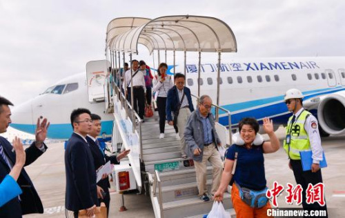 滯留巴厘島的旅客乘坐廈航班機(jī)抵達(dá)廈門機(jī)場?！≠R晟 攝
