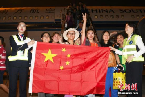 11月30日早晨5點(diǎn)43分許，滯留巴厘島213名中外旅客乘CZ6066航班飛抵深圳寶安國際機(jī)場。<a target='_blank' >中新社</a>記者 陳文 攝
