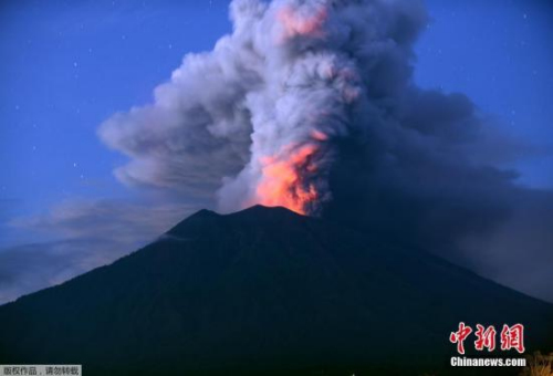 圖為當(dāng)?shù)貢r間11月28日，印尼阿貢火山處于噴發(fā)狀態(tài)。