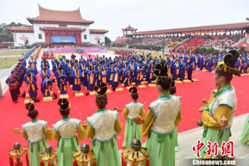 在禮炮聲中，主祭人率由海內(nèi)外宮廟代表組成的陪祭團(tuán)依古制三叩九拜，向媽祖敬香?！蚊?攝