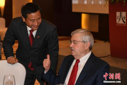 圖為美國駐華大使布蘭斯塔德與百人會會長吳華揚（左）交談。<a target='_blank' >中新社</a>記者 崔楠 攝