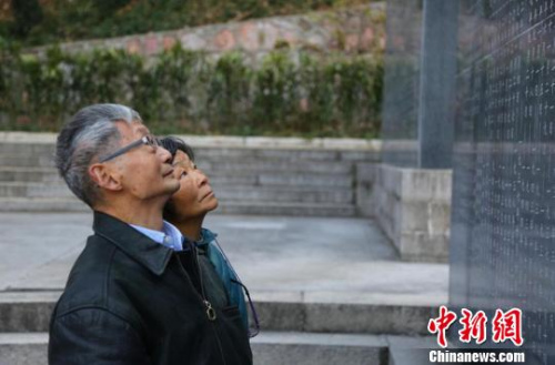 魯照寧及家屬在抗館紀(jì)念碑前祭奠自己的親人?！↑S昱東 攝